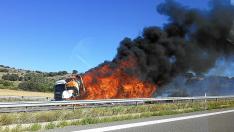 El incendio de un camión de gominolas corta la A-23 más de una hora en Paniza