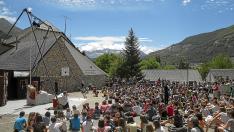 La compañía de circo Capicúa llenó ayer de público el patio de las escuelas de Sallent de Gállego.