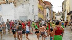 Agua a manguerazos en Samper para comenzar las fiestas de Santo Domingo