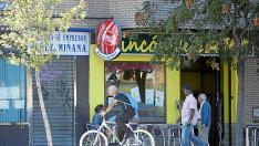 Ciclistas por la acera en un tramo de la avenida de Navarra, junto a la rotonda de la Ciudadanía.