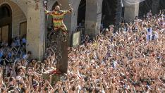 El Cipotegato subido a la estatua de la plaza de España tras hacer el recorrido por las calles de Tarazona.