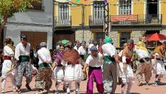 La formación de danzantes de Bujaraloz en el día grande de sus fiestas .