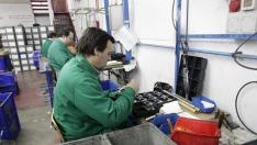 Un trabajador con discapacidad durante su jornada laboral