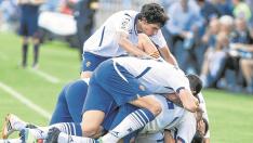 Los jugadores del Real Zaragoza celebran en piña el gol de Borja Bastón al Alavés hace dos semanas.