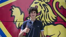 Vallejo posa delante del escudo del bus del Real Zaragoza