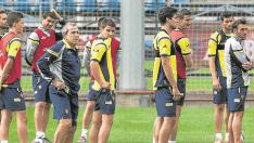 Víctor Muñoz junto a sus jugadores durante un entrenamiento desarrollado en los terrenos de la Ciudad Deportiva.