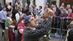 La bota de vino uno de los elementos que siempre acompaña a los zaragozanos en la Ofrenda de Flores