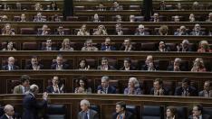 La bancada popular aplaude al ministro Montoro