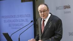 El Gobernador del Banco de España critica la previsión del Gobierno sobre el PIB de 2015