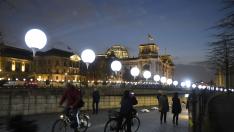 Cerca de 7.000 globos iluminan el recorrido del muro que dividió Berlín durante 28 años