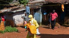 Un trabajador sanitario traslada el cuerpo sin vida de un niño en Freetown.