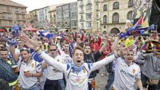 Los aficionados del Numancia y del Real Zaragoza cantan en la plaza Mayor de Soria el año pasado