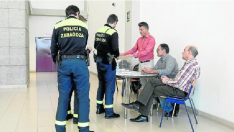 Varios policías locales ejercen su derecho al voto en el cuartel de La Paz.
