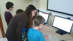 Niños aprendiendo mecanografía en el colegio público Hilarión Gimeno.