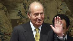 Don Juan Carlos celebra su 77 cumpleaños mientras su hijo afianza la corona