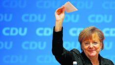 La canciller Angela Merkel vota durante el congreso de la Unión Cristianodemócrata celebrado el martes en Colonia.