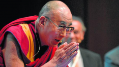 El Dalai Lama saluda antes de su conferencia, ayer, en Roma.
