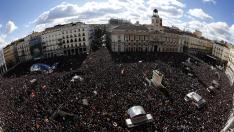 Vista de la Puerta del Sol de Madrid, donde miles de personas se encuentran concentradas a la espera de que el líder de Podemos, Pablo Iglesias, pronuncie su discurso