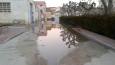 Una calle de Novillas, este jueves, afectada por el agua
