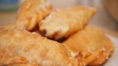 Feír las empanadillas en aceite, a poder ser aromatizado con pieles de algún cítrico: limón, mandarina, naranja.