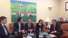 La presidenta del PP, Marimar Angulo, se ha reunido con el consejero de Educación de la Junta, Juan José Mateos (d), y el rector de la Universidad de Valladolid, Daniel Miguel San José (c).