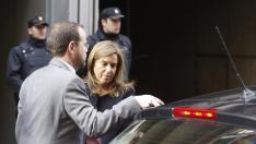 Ana Mato recoge, entre insultos, el auto que la señala como partícipe de la trama Gürtel