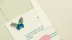 Una niña escribe un mensaje en la asociación aragonesa Brisa de Mariposas.