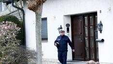 Un policía a las puertas de la vivienda de Andreas Lubitz