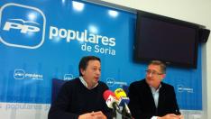 El alcalde de Teruel, Manuel Blasco (d),  con el candidato del Partido Popular a la alcaldía de Soria, Adolfo Sainz.