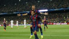 Alves y Neymar celebran uno de los goles