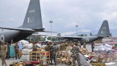 Soldados durante el proceso de descarga de ayuda humanitaria.