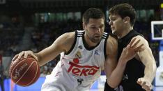 Felipe Reyes y Dejan Todorovic durante el partido de la jornada trigésima de la fase regular de ACB.