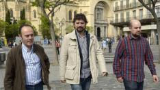 El candidato de IU-Equo Convergencia por Castilla y León a la presidencia de la Comunidad, José Sarrión (c), pasea por la Plaza Mayor de Segovia, el pasado fin de semana