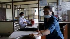 Profesionales sanitarios trabajando en un hospital de maternidad en Nepal.