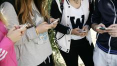 Jóvenes usando las redes sociales para comunicarse