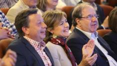 El candidato a la Alcaldía de Soria, Adolfo Sainz (i), la ministra de Agricultura, Isabel García Tejerina (c), y el presidente de la Junta de Castilla y León, Juan Vicente Herrera (d), durante el mitin de Soria.