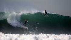El surf, entre los deportes de riesgo que más riesgos entrañan, pues el tamaño de las olas pone en grave riesgo el regreso de la persona a la superficie.
