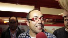 Luis Rey, durante el festejo de la victoria del PSOE en las urnas