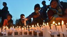 Varios niños de Nepal recuerdan a sus difuntos por el terremoto.