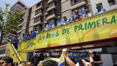 Los jugadores de Las Palmas reciben el cariño de su afición