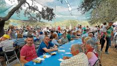 Los participantes en el Día de la Comarca comieron junto al reloj de sol hecho con olivos en Buera.