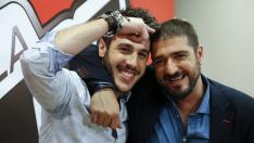 El cantante cordobés Antonio José (izda), ganador de la tercera edición de La Voz, acompañado de su 'coach' Antonio Orozco.