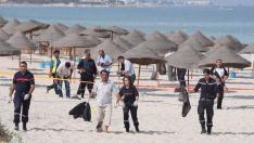 La policía en la playa de Sousse, en Túnez, tras el atentado