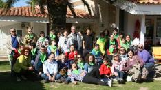 Varias de las familias que componen la asociación aragonesa Araprode en una fotografía de grupo.