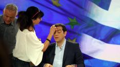 Una empleada de la televisión pública griega maquilla a Tsipras antes de la entrevista de la noche del lunes.