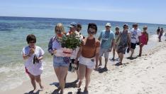 Varios turistas depositan flores en memoria de las víctimas en la playa situada frente al hotel Imperial Marhaba de Susa.