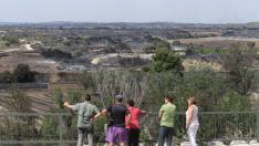 Varios vecinos mirando la superficie quemada en el incendio
