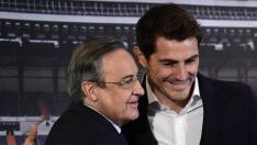 Abrazo entre Florentino Pérez y Casillas.