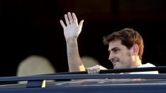 Iker Casillas saluda a los aficionados a su llegada a Oporto.