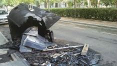 Imagen de archivo de un contenedor quemado en Zaragoza. Esta noche han ardido un total de cinco.